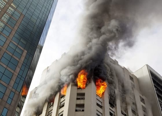 Incêndio em prédio na Av. Rio Branco, no Centro do Rio de Janeiro. Será que imóveis são investimentos isentos de risco?