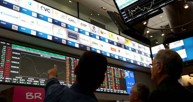 Mercado ao vivo: Bolsa opera entre perdas e ganhos com investidores de olho na CPI da pandemia e orçamento; dólar opera em alta