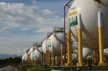 Petrobras e exterior seguem na mira dos investidores