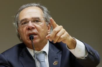 Guedes diz que inflação vai subir no Brasil e que teme o impacto do risco político nos mercados financeiros