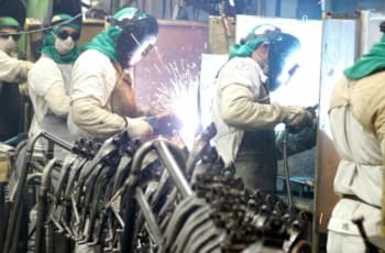 Produção industrial sobe 0,7% em fevereiro e acumula alta de 2,8% em 12 meses, diz IBGE