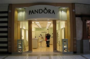 ESG: Pandora, maior joalheria do mundo, vai deixar de usar diamantes naturais em sua produção