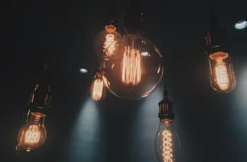 Energia elétrica e os impactos da crise hídrica: entenda como acender uma lâmpada pode afetar algumas empresa