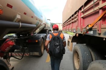 Caminhoneiros se concentram em rodovias de 14 Estados; PRF trabalha para liberar o fluxo