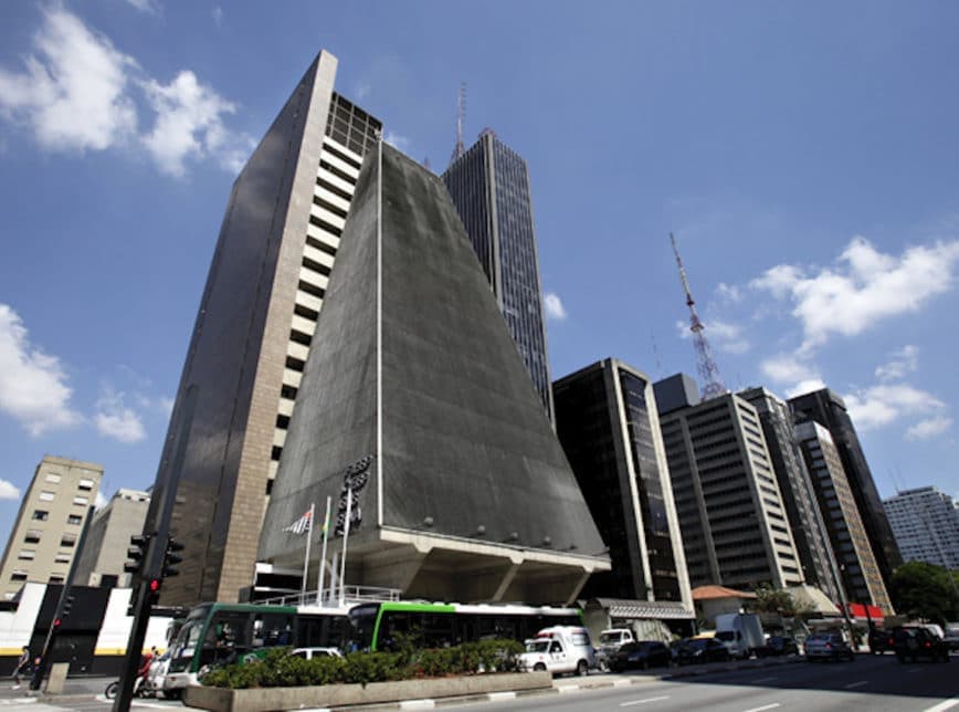Imagens da Avenida Paulista, prédio da FIESP, pedestres em diferentes angulos.