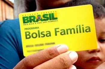 Bolsonaro edita decreto com reajuste de linha de extrema pobreza para auxílio social