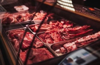 Ações dos frigoríficos sobem na Bolsa com retomada da importação de carne brasileira desossada pela China