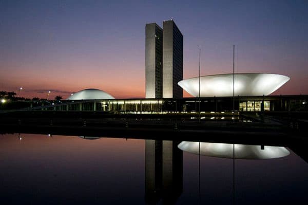 Brasil larga na frente rumo à OCDE, mas área fiscal pesa