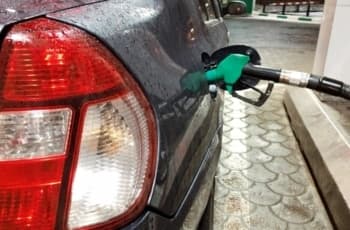 IPCA 2021: carro reabastecendo na bomba de gasolina inflação
